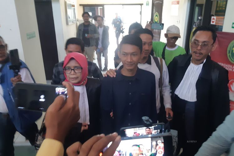 Titin Prialianti, kuasa hukum Saka, bersama Saka bersiap memasuki ruang sidang di Pengadilan Negeri Cirebon, Jawa Barat, Selasa (30/7/2024). Saka, eks terpidana pembunuhan Vina pada 2016, mengajukan peninjauan kembali atau PK dalam kasusnya
