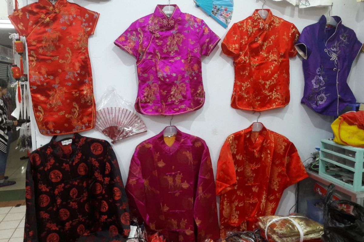 Baju shanghai, salah satu jenis barang yang paling dicari jelang Hari Raya Imlek.