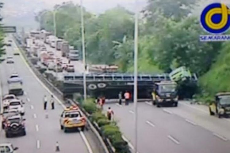 Truk pengangkut sepeda motor terguling sebelum gerbang tol Tembalang Kota Semarang, Senin (6/3/2017), dilihat dari kamera Jasa Marga Semarang.
