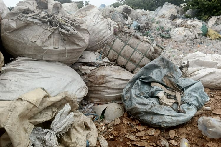 Sampah plastik yang telah dipilah di Collection Center Cibarusah, Bekasi pada Kamis (27/11/2025).