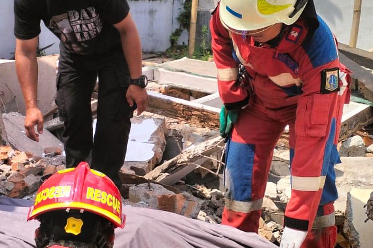 Warga Kecamatan Kunjang berkumpul di teras rumah setelah tembok rumah retak