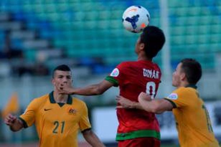 Pemain Indonesia, Dinan Yahdian Javier dibayangi pemain Australia, Jaushua Sotirio (kiri) dan Riley Paul Woodcock saat kedua tim bertanding dalam turnamen Piala AFC U-19 di Stadion Thuwunna, Yangon, Minggu (12/10/2014). Indonesia menyerah 0-1.