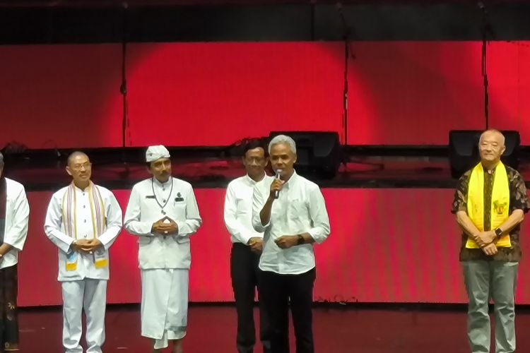 Calon presiden nomor urut 3 Ganjar Pranowo dalam sambutannya di acara Konser Lilin Putih, Balai Sarbini, Jakarta, Rabu (3/1/2024) malam.