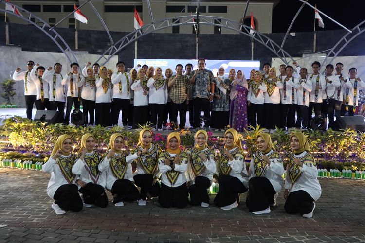 Pj Bupati PPU Zainal Arifin berfoto bersama penampil Gebyar Malam Pentas Seni dan UMKM di Alun-alun Taman Penyembolum, PPU, Kalimantan Timur, Sabtu (21/9/2024). 