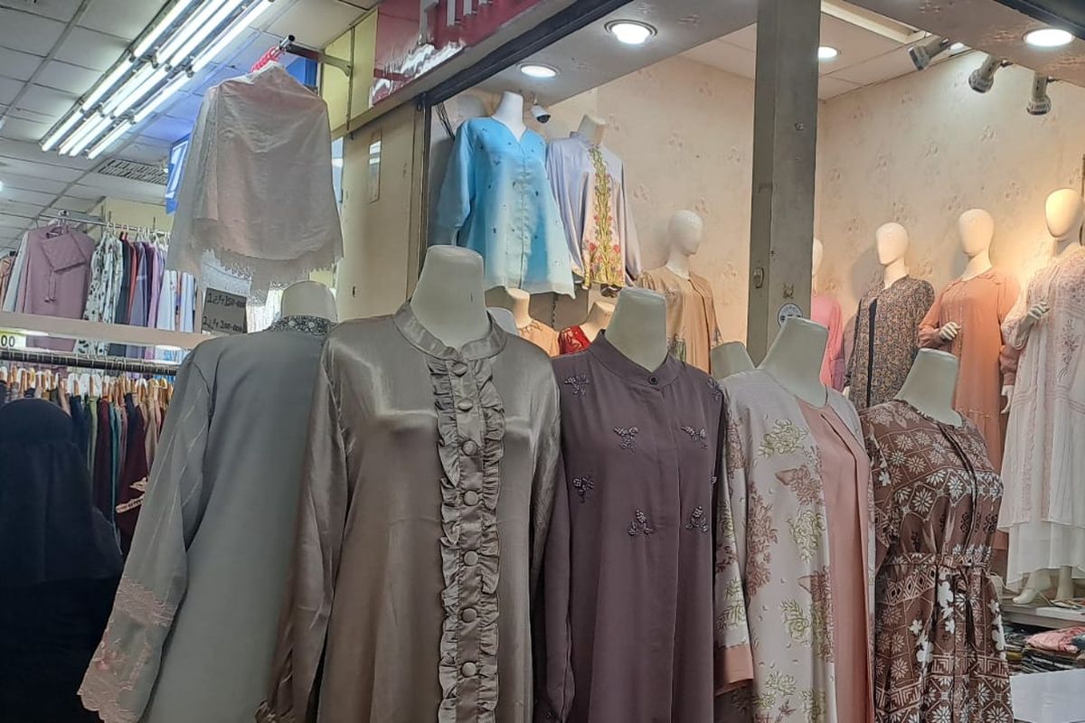 Beberapa model gamis di salah satu toko Mall Thamrin City, Jakarta Pusat. Gamis shimmer disebut laku keras dan jadi tren baju Lebaran 2024.