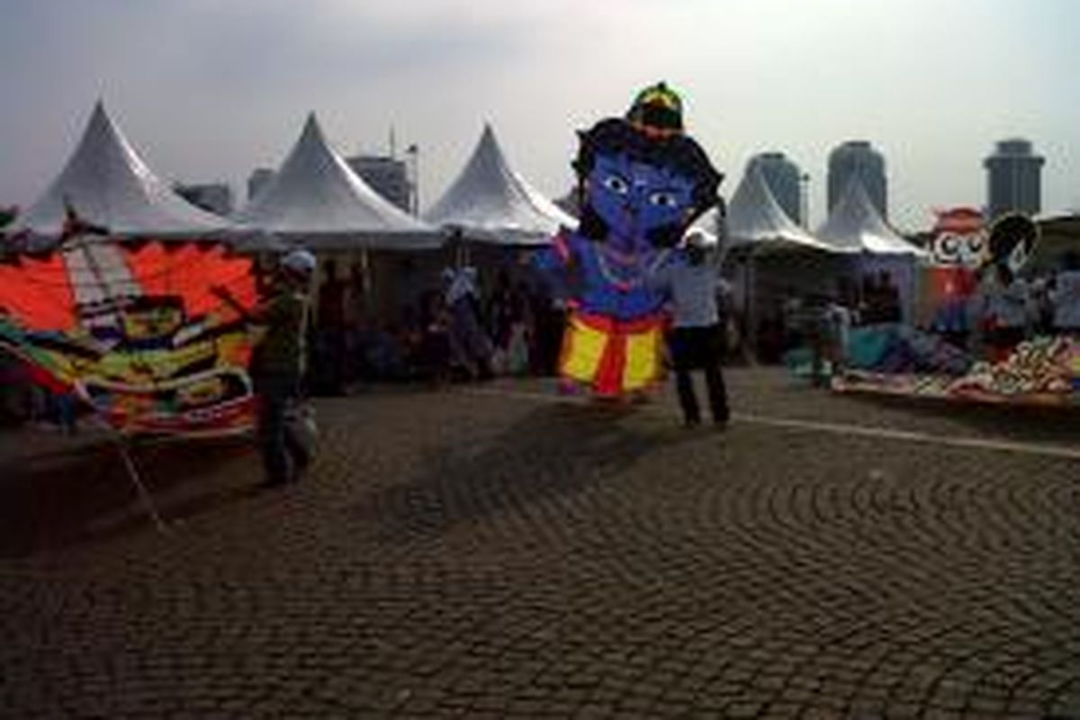 Seorang peserta lomba layang-layang siap menerbangkan layang-layang berbentuk tokoh kartun Krisna pada Jakarta Festival Kite Festival di Kawasan Silang Monas, Jakarta, Sabtu (30/11/2013).