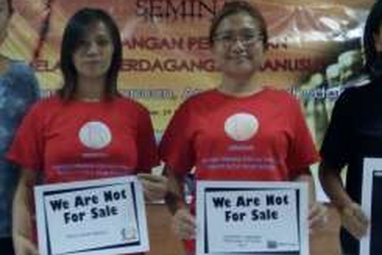 Ima Matul Maisaroh(kiri) dan Shandra Woworuntu (kanan) saat seminar di Denpasar Bali, Sabtu (29/10/2016)