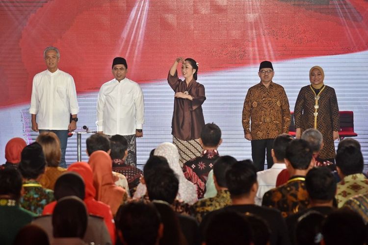 Pasangan calon gubernur dan wakil gubernur nomor urut satu Ganjar Pranowo (kiri)-Taj Yasin (kedua kiri) dan pasangan nomor urut dua Sudirman Said (kedua kanan)-Ida Fauzia (kanan) menyanyikan lagu kebangsaan Indonesia Raya saat Debat Terbuka Pilkada Jawa Tengah di Ballroom Hotel Patra, Semarang, Jawa Tengah, Jumat (20/4). Debat tersebut mengangkat tema peningkatan kesejahteraan masyarakat, memajukan daerah, meningkatkan pelayanan kepada masyarakat, penyelesaian persoalan daerah, menyerasikan pelaksanaan pembangunan daerah kabupaten/kota, serta memperkokoh NKRI dan kebangsaan. 