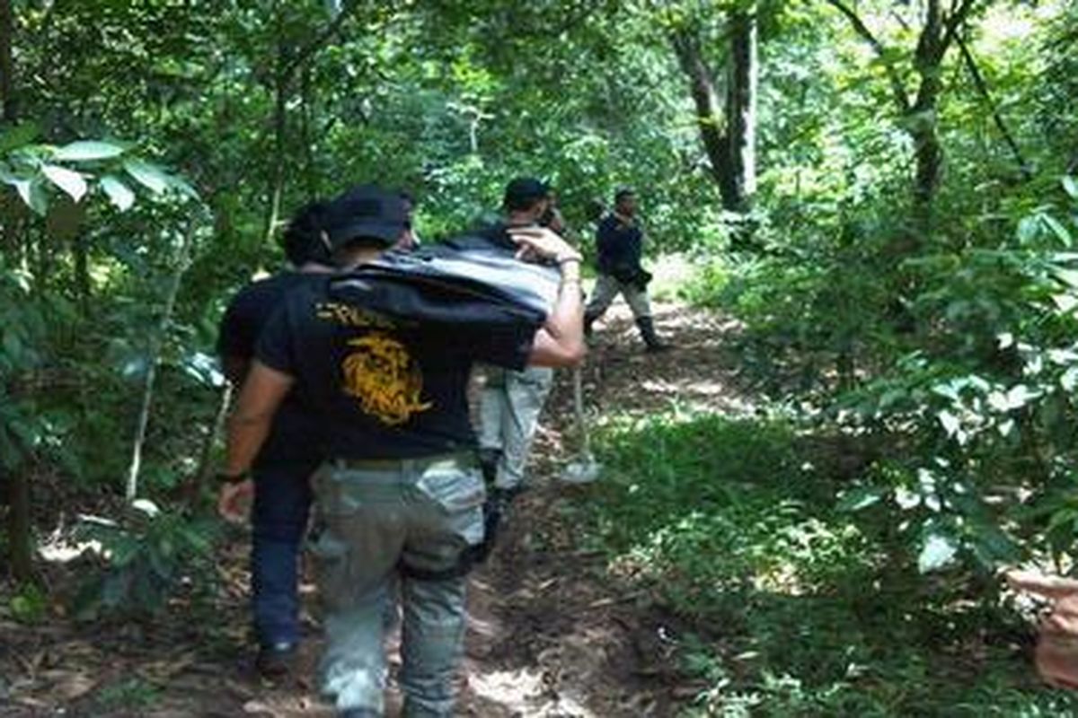 Sekelompok orang sedang mencari senjata di kampus Universitas Indonesia, Depok, Jawa Barat, Kamis (9/2/2012).
