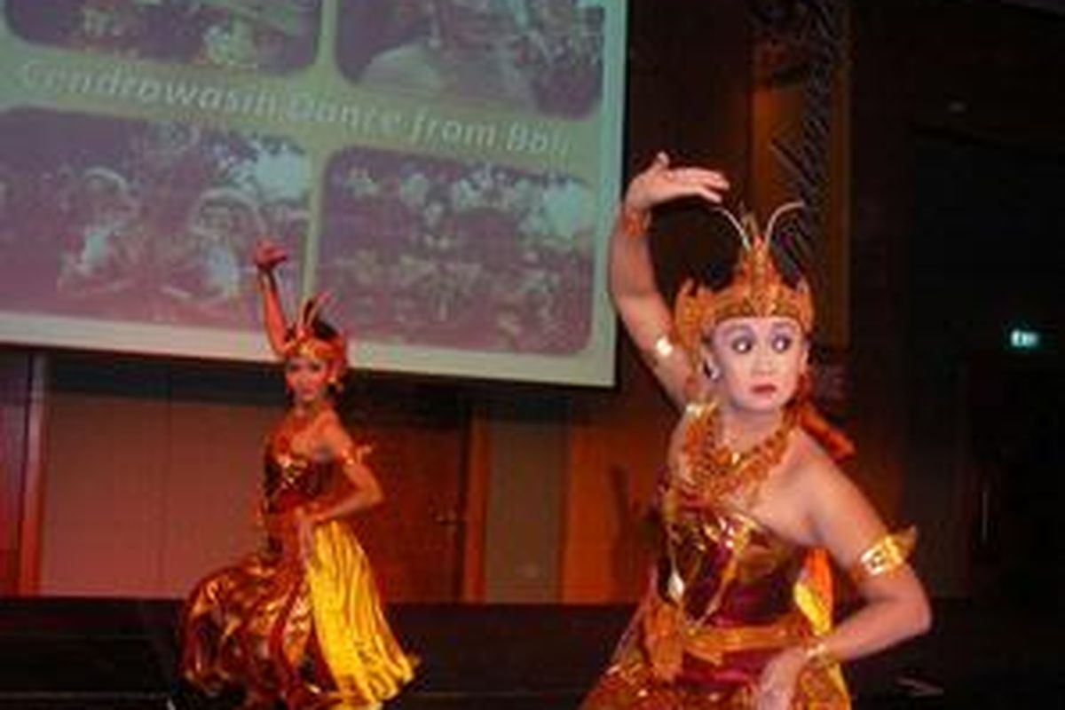 Tari Cendrawasih dai Bali ini sangat memukau para peserta dialog bisnis yang digelar Depbudpar di Auckland (14/9), dan Sidney (17/9).