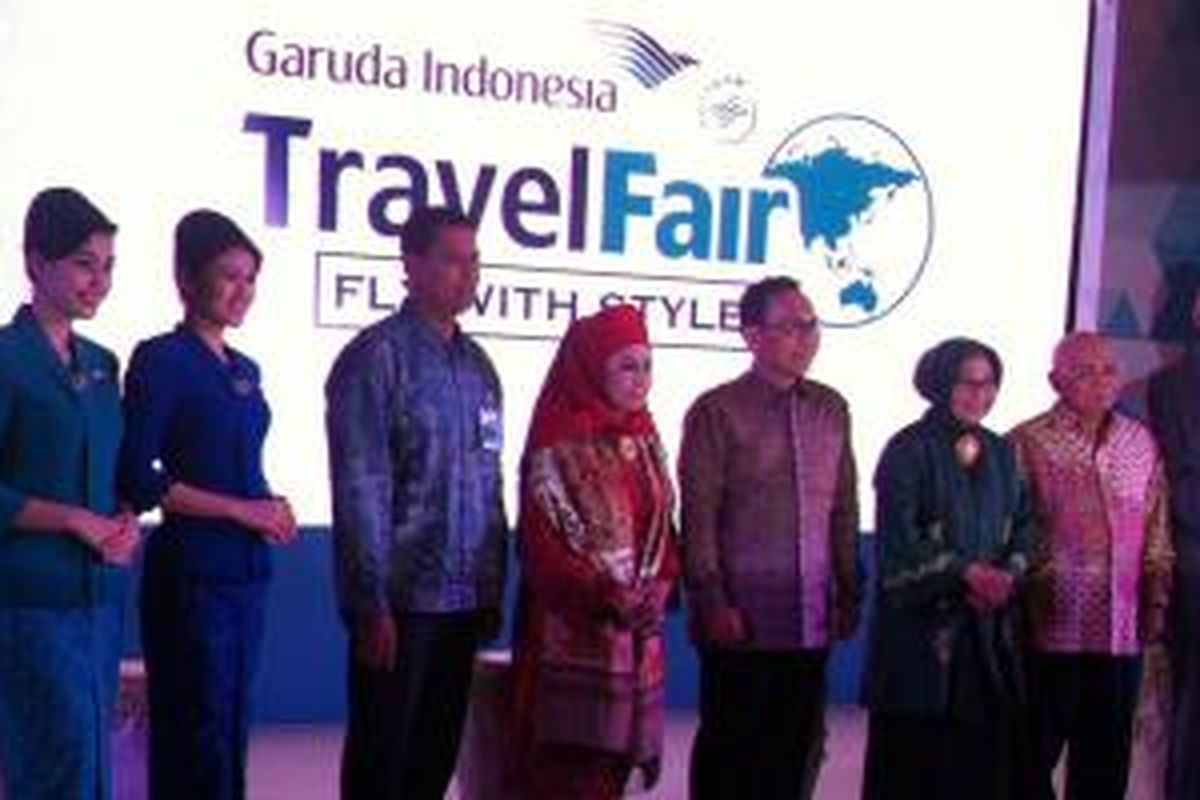 Jajaran Direksi Garuda Indonesia beserta Bank BNI dan Bank BRI berfoto bersama saat pembukaan Garuda Indonesia Travel Fair 2015 di Jakarta Convention Center, Jumat (25/9/2015). 