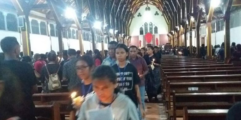 Para peziarah yang mengikuti prosesi Logu Senhor di Gereja Tua Sikka, NTT pada malam perayaan Jumat Agung. 