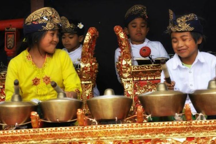 Anak-anak Indonesia belajar gamelan di Kota Brussel.