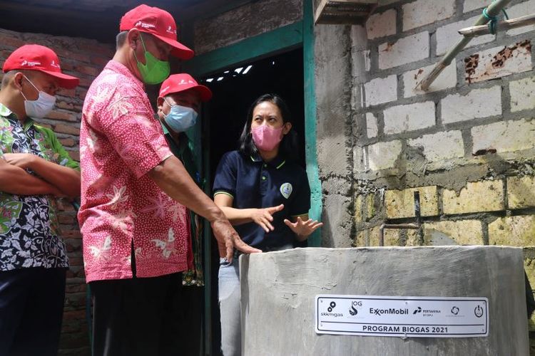 EMCL bermitra dengan Yayasan Rumah Energi (YRE) dalam melaksanakan Program Biogas sejak September 2021.