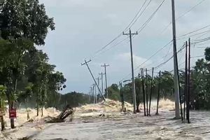 Tanggul Sungai Tuntang Demak Jebol, Jalan Raya Semarang-Purwodadi Lumpuh Total