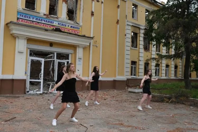 Siswa di Ukraina merayakan kelulusan di reruntuhan gedung sekolah.