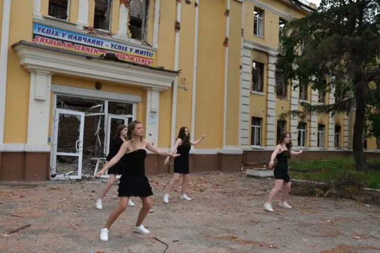 Para siswa di Ukraina rayakan kelulusan di reruntuhan bangunan sekolah.