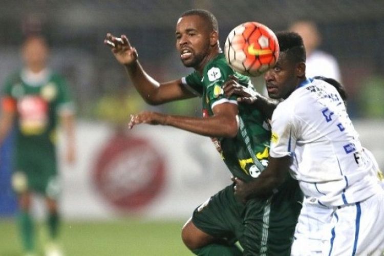 Penyerang asal Brasil, Thiago Furtuoso (kiri), saat masih memperkuat Bhayangkara FC pada laga melawan Persib Bandung, di Stadion Gelora Delta, Sidoarjo, Sabtu (11/6/2016).