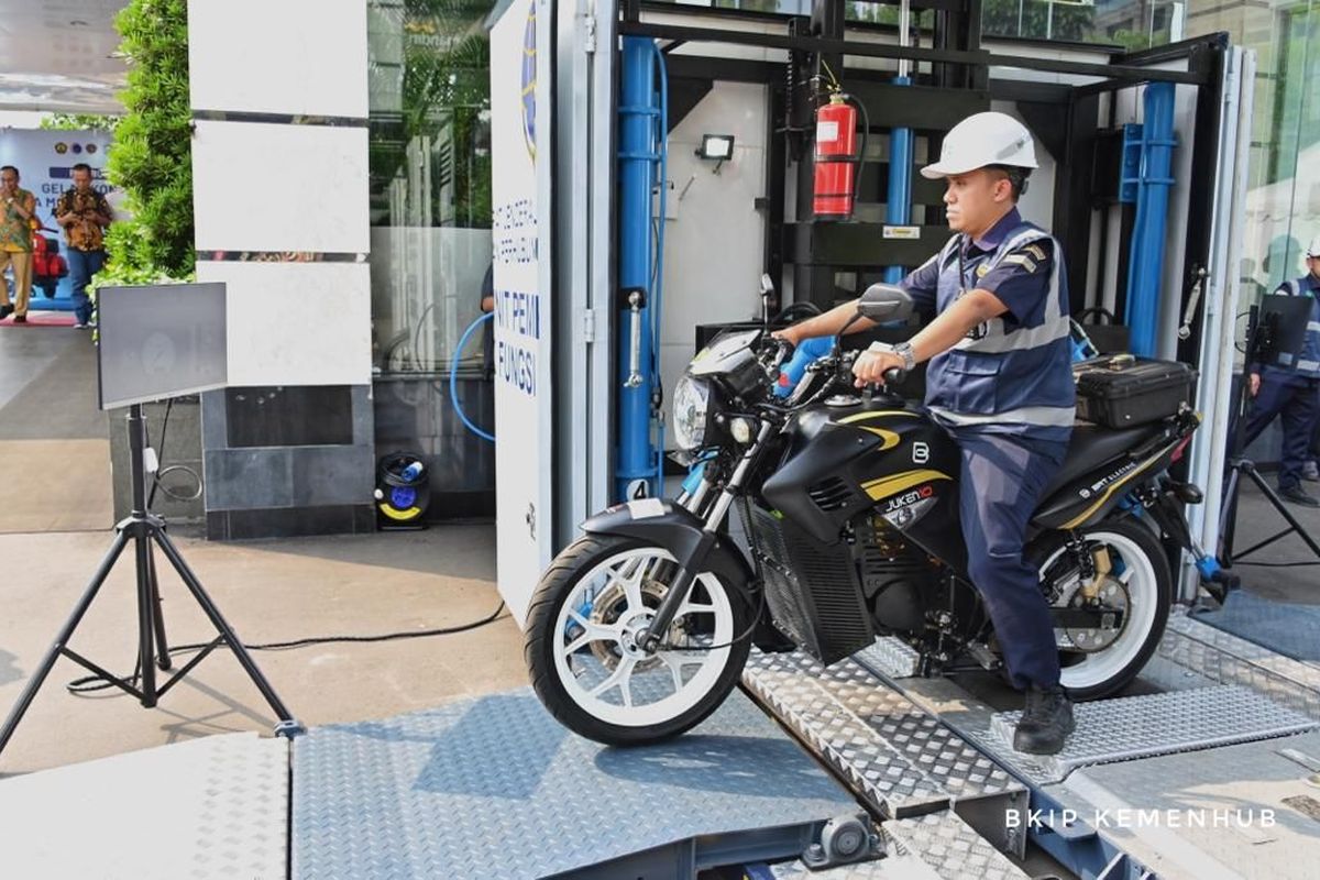 Kementerian Perhubungan menyediakan layanan pengujian sepeda motor listrik hasil konversi melalui mobil alat uji non statis alias berupa bengkel berjalan yang dapat berpindah tempat. 