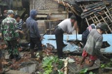 Hujan Deras di Ngawi, Pagar Sekolah Roboh Timpa Rumah Warga