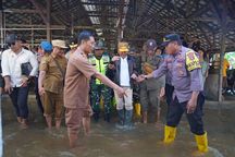 Tinjau Banjir Barito, Gubernur Kalteng Salurkan Bantuan dan Dorong RTH