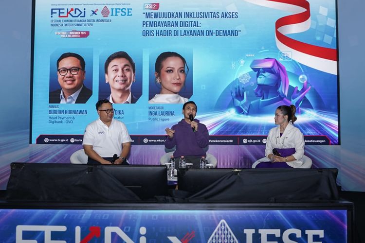 Burhan Kurniawan, Head Payment & Digibank OVO (kiri) dan Raditya Dika, Kreator Konten (tengah) berbincang bersama dalam sesi diskusi interaktif bertema ?Mewujudkan Inklusivitas Akses Pembayaran Digital: QRIS Hadir di Layanan On-demand? dalam acara Festival Ekonomi Keuangan Digital Indonesia (FEKDI) 2025. 