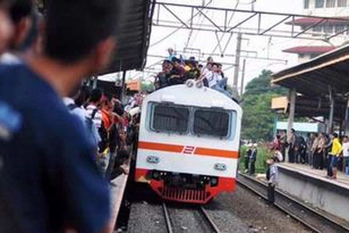 Perjalanan KRL kembali normal setelah aksi blokade rel yang dilakukan oleh para pedagang dan mahasiswa di Stasiun Pondok Cina, Depok, Jawa Barat, Senin  (14/1/2013) karena penertiban stasiun.