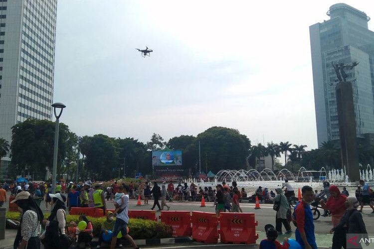 Drone untuk menjerat warga yang membuang sampah di Car Free Day, Jakarta, Minggu (6/11/2022).