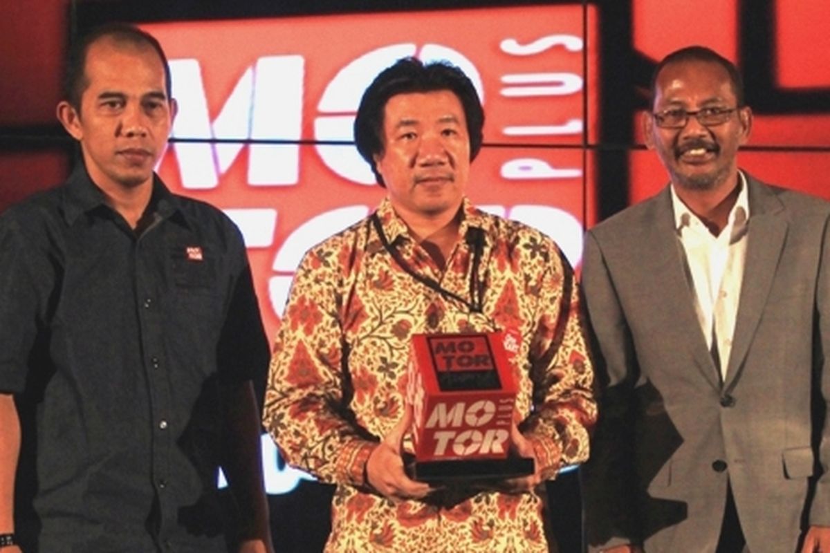 Agustinus Indraputra (tengah) menerima penghargaan Sepeda Motor Terbaik 2012 dari MotorPlus.