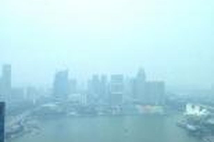 Kabut asap menyelimuti kawasan Marina Bay, Singapura, Senin (6/10/2014) sore.