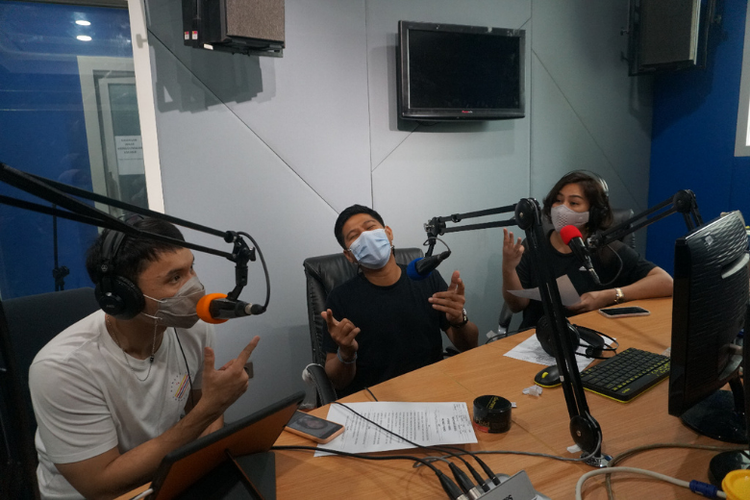 Ben Kasyafani (kiri), Nino Kayam (tengah), dan Sissy Priscillia (kanan) sedang membawakan program Good Morning Indonesia. 