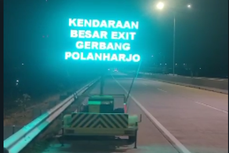 Rambu exit tol Solo Jogja sesi 1 untuk truk dan bus