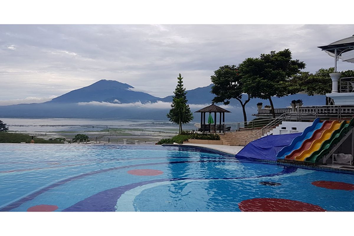 Eling Bening menyajikan kolam renang dengan pemandangan pegunungan dan Rawa Pening. 