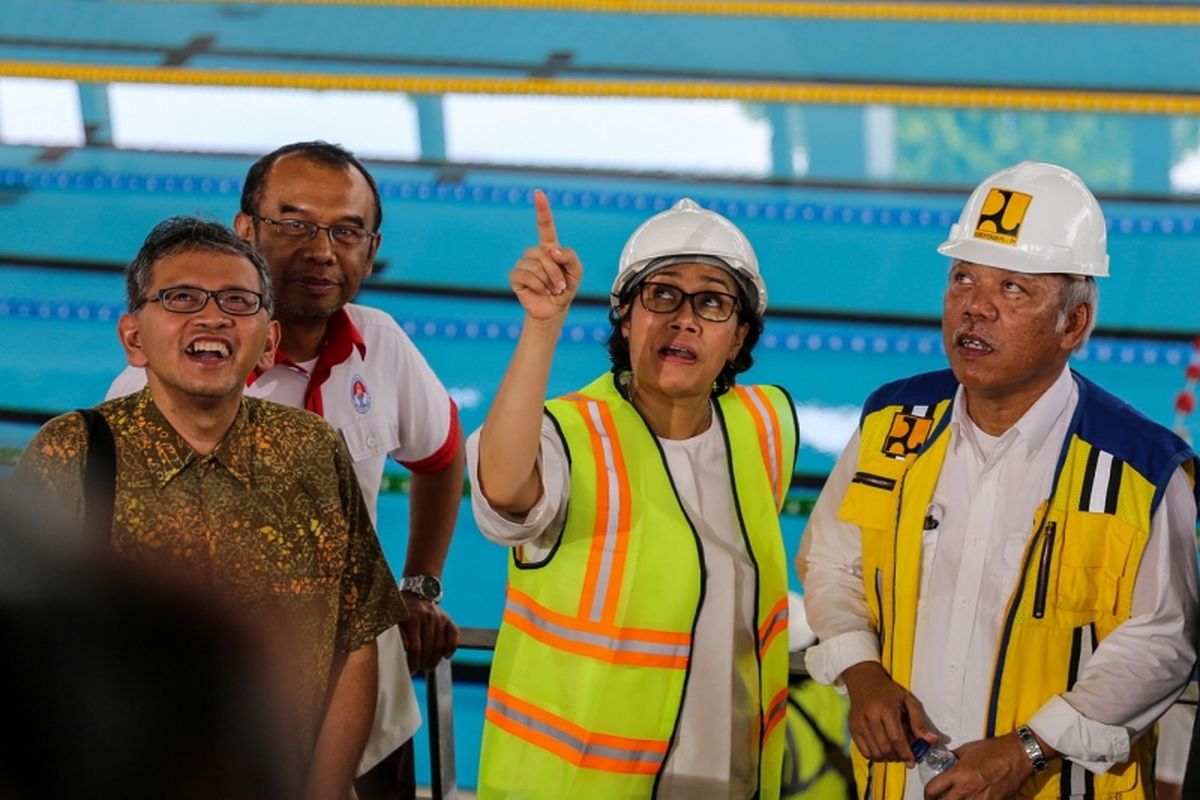 Menteri Keuangan Sri Mulyani dan Menteri Pekerjaan Umum dan Perumahan Rakyat Basuki Hadimuljono meninjau proyek renovasi Stadion Akuatik untuk Asian Games 2018 di Kompleks Gelora Bung Karno (GBK), Senayan, Jakarta Pusat, Kamis (23/11/2017). Rombongan mengunjungi Stadion Utama Gelora Bung Karno, Arena Aquatic serta Istora Senayan untuk mengecek persiapan venue jelang perhelatan Asian Games 2018.