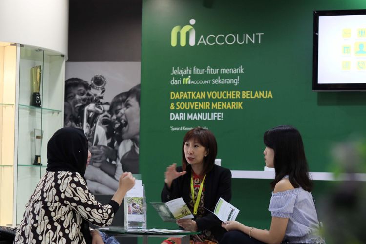 Top Agent of The Year Manulife Sie Keristina (tengah) sedang memberi penjelasan soal klaim kepada nasabah, di Jakarta, Senin (4/9). Saat ini jumlah agen yang memiliki lisensi di Manulife mencapai 7.000 agen. Dari jumlah tersebut komposisi jumlah agen di luar pulau Jawa ada 22 persen, di Jawa  78 persen. Diharapkan hingga akhir 2018 jumlah agen yg berlisensi akan bertambah lagi seiring tumbuhnya bisnis Asuransi Jiwa Manulife Indonesia. 