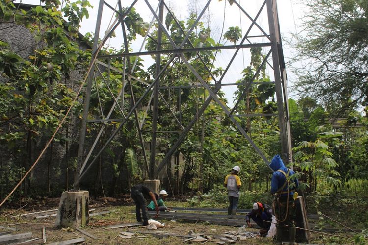 Pekerja memperbaiki tower baru yang dibangun di dekat tower lama yang nyaris roboh di Desa Mojoagung, Kecamatan Karangrayung, Kabupaten Grobogan, Jateng, Senin (8/5/2017).?