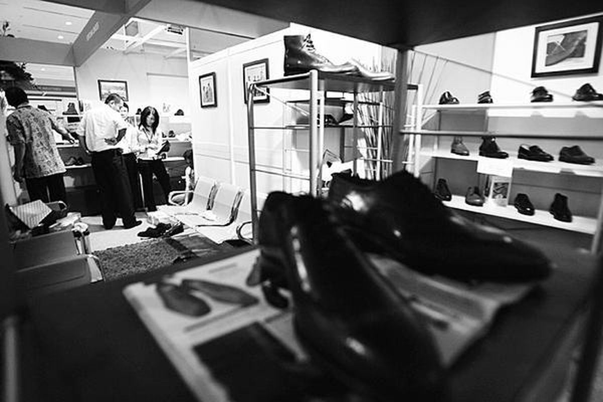 Pengunjung melihat ragam produk alas kaki dan kulit lokal di Jakarta Convention Centre, Jakarta, Kamis (12/2). Pameran yang berlangsung hingga 15 Februari 2009 itu, antara lain, untuk meningkatkan promosi dan daya saing industri alas kaki lokal.  