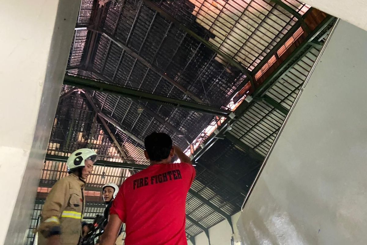 Bagian atas Gedung Olah Raga (GOR) Purna Krida di  Kerobokan Kaja, Kecamatan Kuta Utara, Kabupaten Badung, Bali, terbakar pada Rabu (24/1/2024) sekitar pukul 10.30 Wita