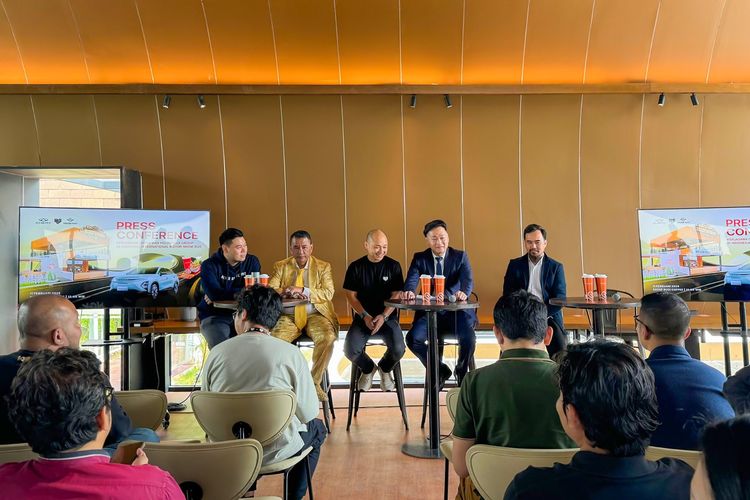 Chery kolaborasi bersama Holywings Group di IIMS 2025.
