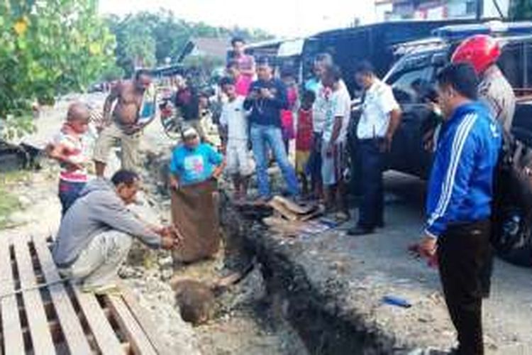 Bom Mortir Peninggalan Perag Dunia ke II, yang ditemukan di dalam parit di Jalan Jogjakarta, Kelurahan Pardani, Distrik Manokwari Barat, Jumat (3/6/2016)