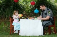 Foto Seorang Polisi dan Putrinya Minum Teh Tuai Pujian 