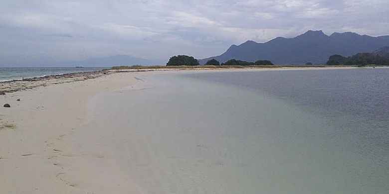 Pantai dengan pasir putih di Pulau Pangabatang, Maumere, Flores, Nusa Tenggara Timur (NTT), Senin (3/6/2019).