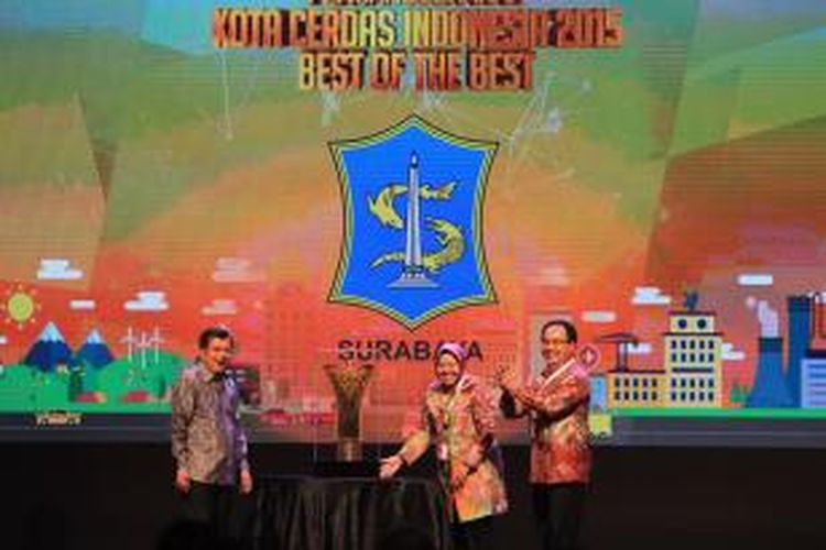 Wali Kota Surabaya, Tri Rismaharini, menerima penganugerahan Kota Cerdas 2015 yang digagas Harian Kompas dan Institut Teknologi Bandung yang didukung PT Perusahaan Gas Negara (Persero) Tbk (PGN).