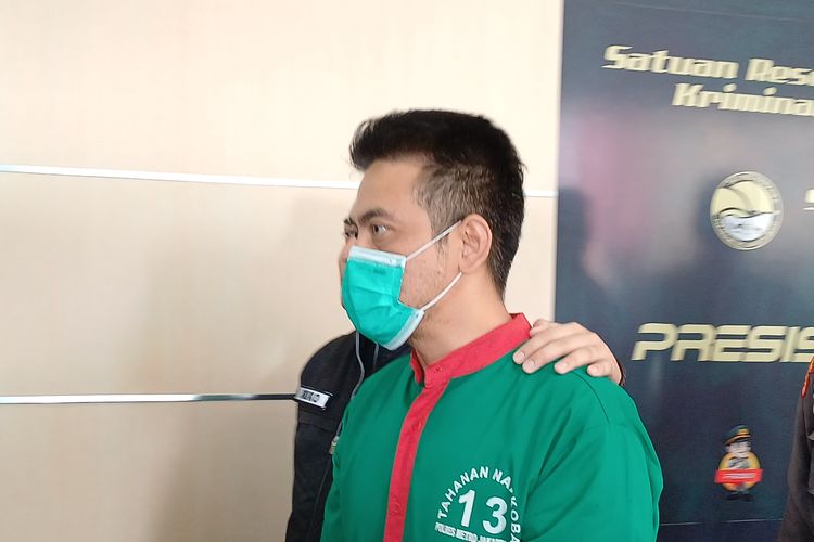 Pesulap Oge Arthemus resmi ditetapkan sebagai tersangka penyalahgunaan narkoba karena memerintahkan rekan menanam ganja dan mengonsumsinya, saat konferensi pers di Polres Metro Jakarta Barat, Selasa (29/8/2023).