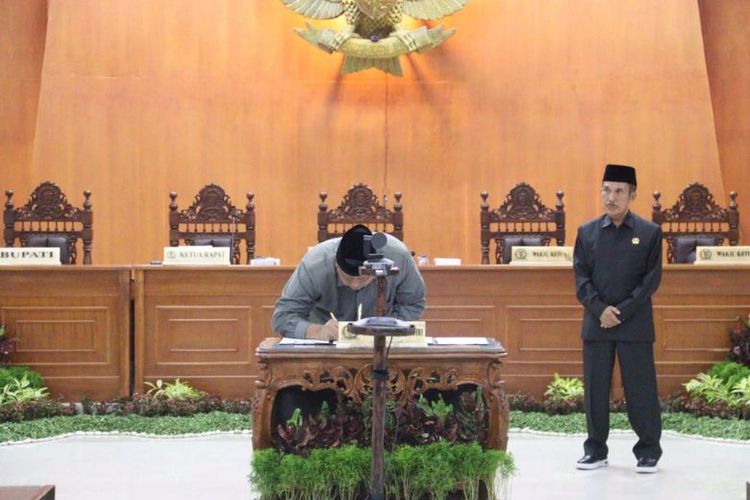 Penandatangaan kesepakatan penetapan Perda APBD 2023 Kabupaten Kediri oleh Ketua DPRD Kabupaten Kediri Dodi Purwanto, Selasa (15/11/2022) 