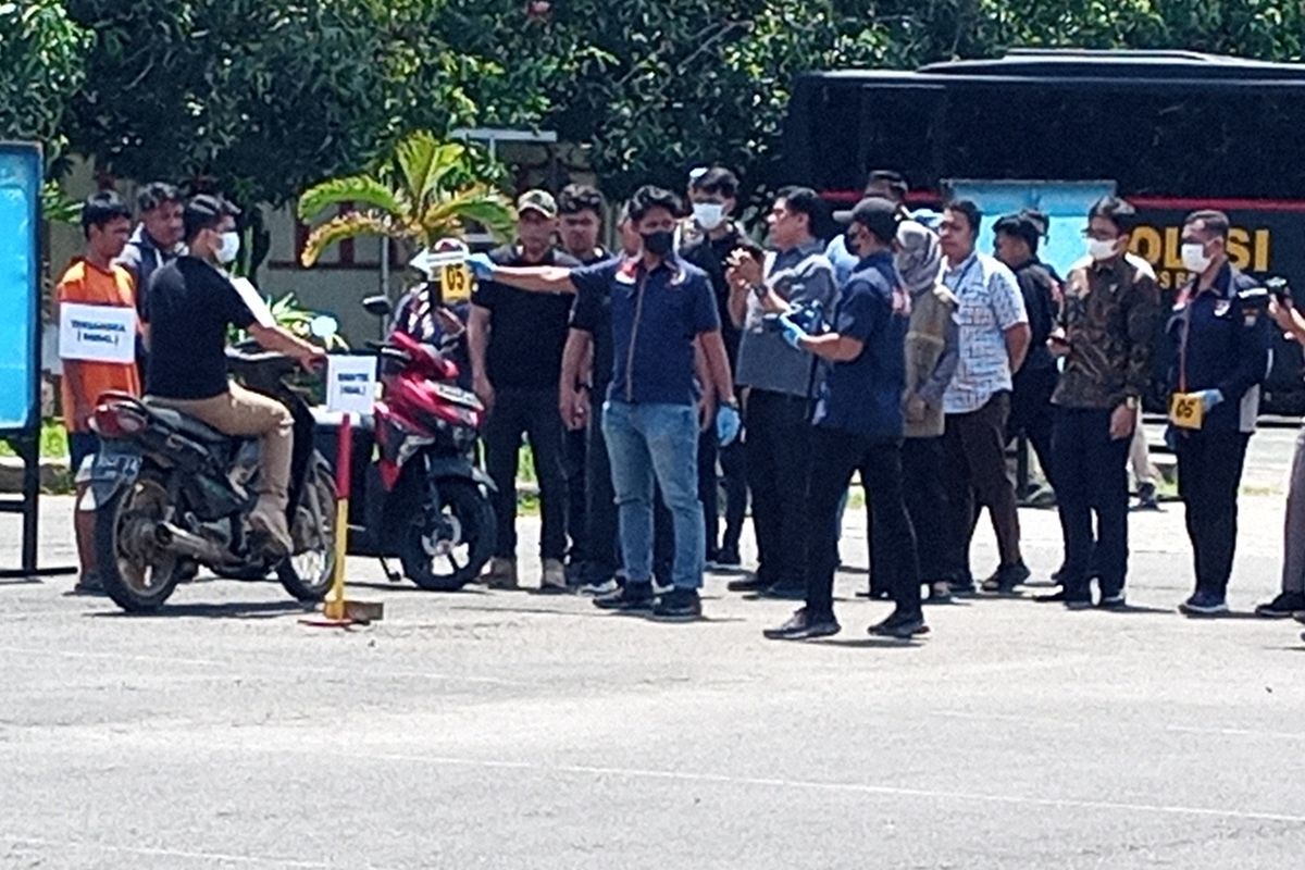 Satuan Reserse Polrestabes Makassar menggelar rekonstruksi kasus pembunuhan bocah, MFS (11) yang organ tubuhnya akan dijual di halaman Markas Brimob Polda Sulsel, Jl KS Tubun, Kota Makassar, Selasa (17/1/2023) siang.