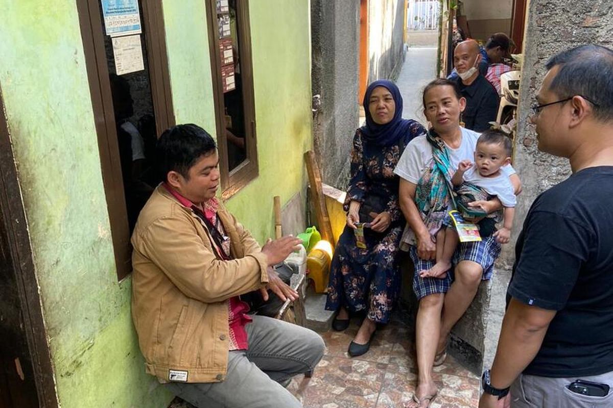 Calon wali kota Bandung Arfi Rafnialdi memergoki aksi rentenir menagih warga Kota Bandung yang berutang ke bank emok saat melakukan kampanye 40 Jam Bersama Warga, Jumat (18/10/2024).
