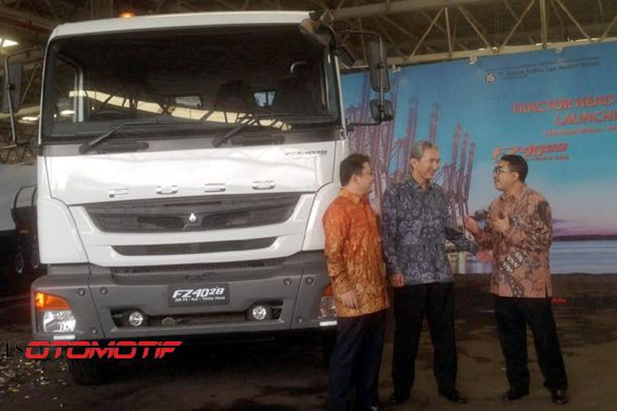 PT Krama Yudha Tiga Berlian Motors meluncurkan dua tractor head baru mengawali 2016.