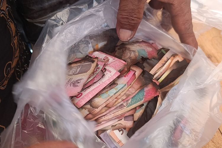 Kebakaran Desa Adat Sade, Uang Rp 100 Juta dalam Kotak Kayu Hangus