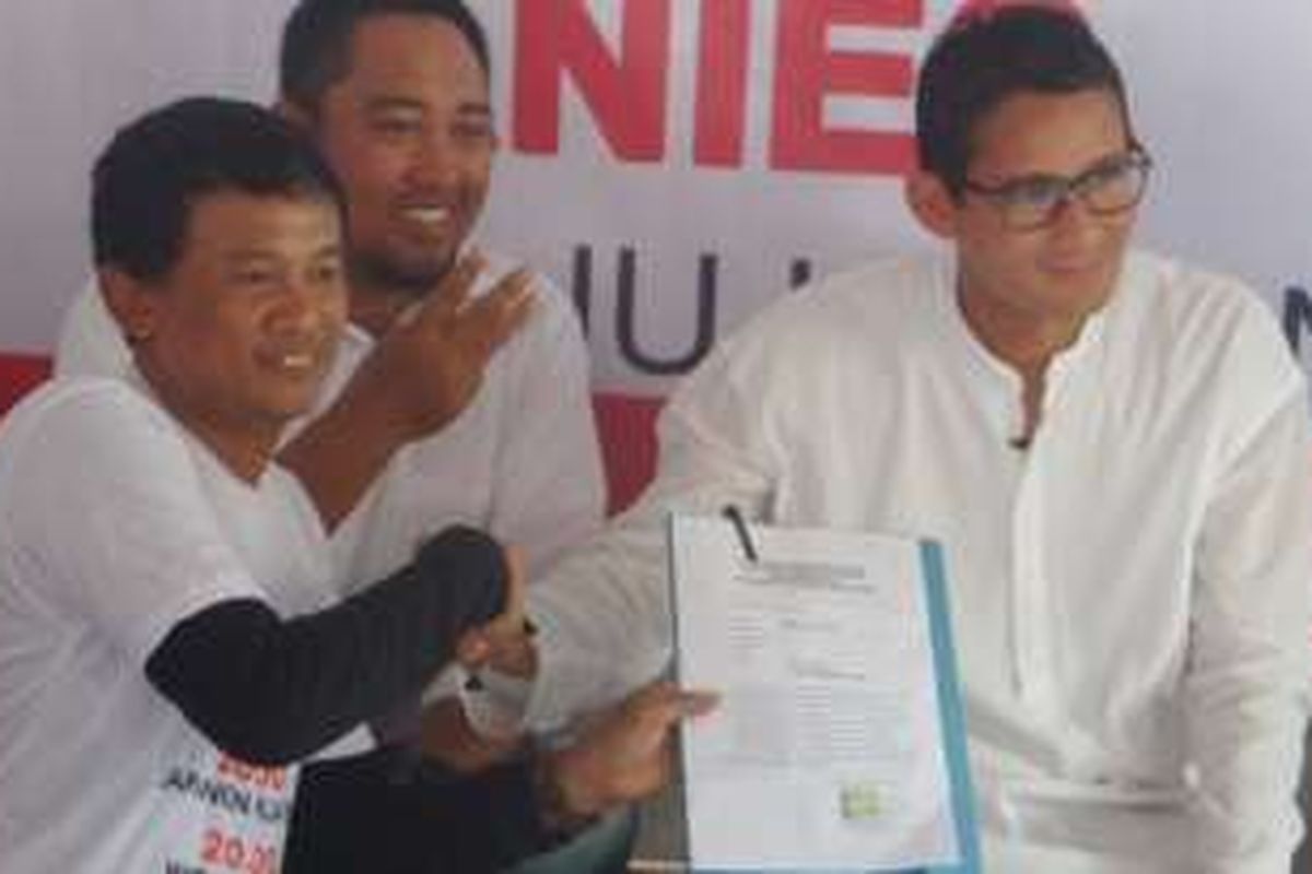 Sandiaga Uno tanda tangani kontrak politik yang disodorkan warga Kampung Nelayan, Jakarta Utara, Jumat (18/11/2016)